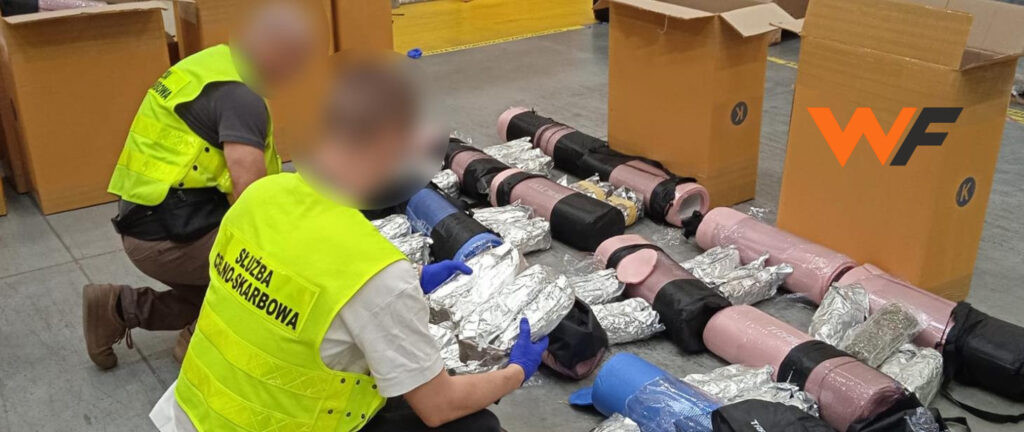 В Варшаве в посылке из Таиланда нашли более 100 кг марихуаны, спрятанной в спортивных ковриках и роликах [ВИДЕО]