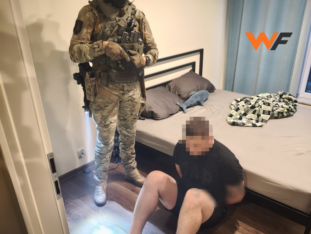 Вооружённое нападение в подземной парковке Варшавы: прохожего силой увезли в лес и удерживали против воли [ВИДЕО]