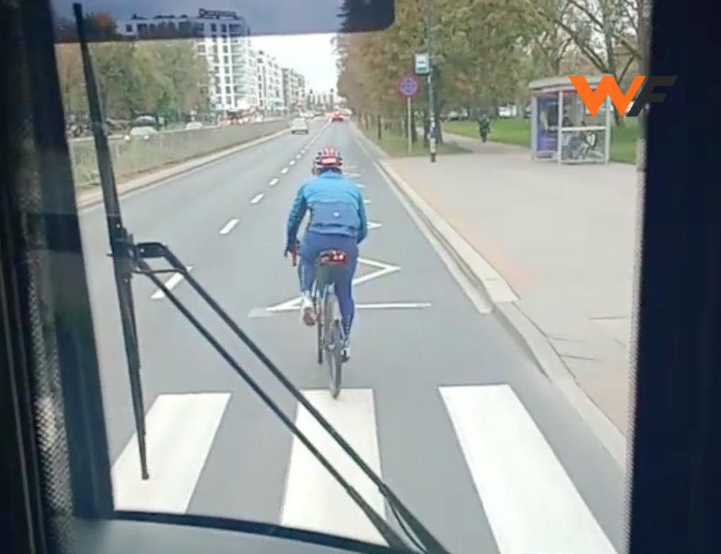 В столице Польши велосипедист двигался по проезжей части перед общественным автобусом, мешая движению транспорта — водитель не сдержал эмоций [ВИДЕО]