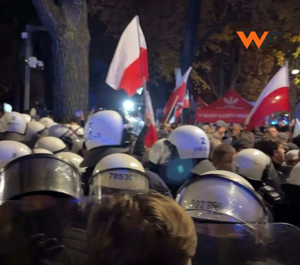 «Попытка государственного переворота»: перед зданием Конституционного трибунала в Варшаве проходит протест
